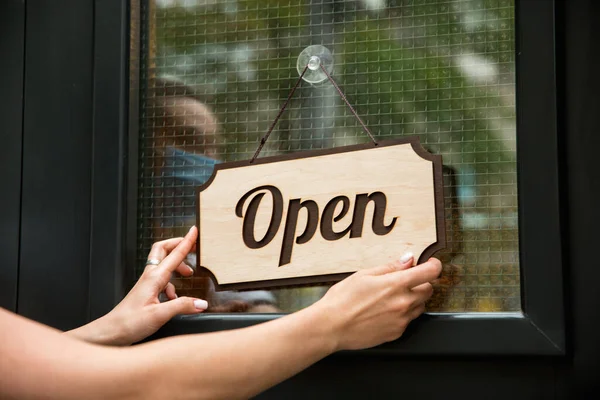 Offenes Schild am Glas eines Straßencafés oder Restaurants — Stockfoto