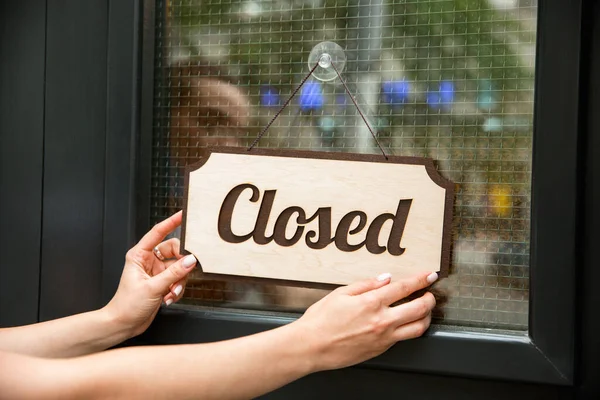 Zamknięty znak na szybie ulicznej kawiarni lub restauracji — Zdjęcie stockowe