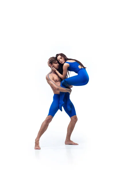 モダンダンサーのカップル、アートのコンテンポラリーダンス、青と白の感情の組み合わせ — ストック写真