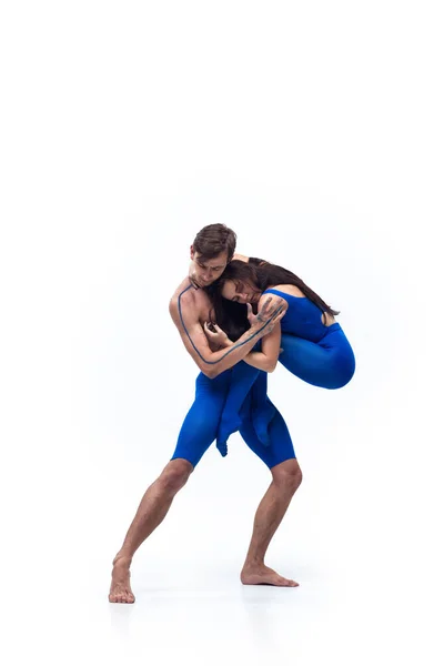 Pasangan penari modern, seni tari kontemp, biru dan putih kombinasi emosi — Stok Foto