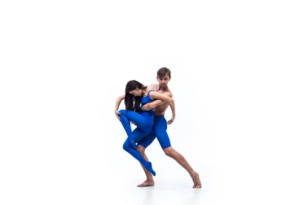 Het koppel van moderne dansers, kunst contemp dans, blauw en wit combinatie van emoties — Stockfoto
