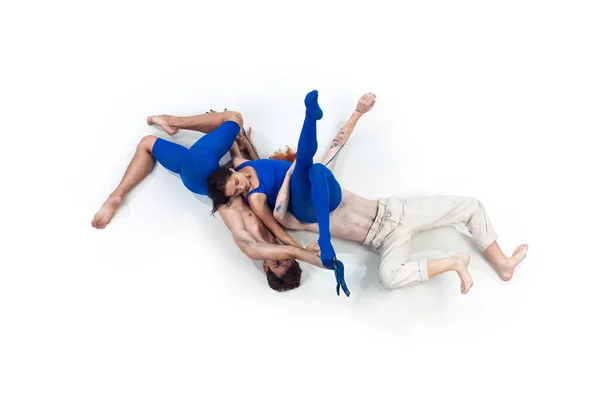 De groep van moderne dansers, kunst contemp dans, blauw-witte combinatie van emoties — Stockfoto