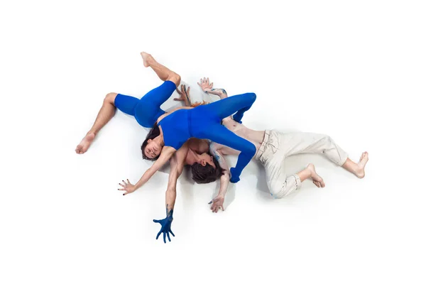 O grupo de dançarinos modernos, dança do desprezo da arte, combinação azul e branca das emoções — Fotografia de Stock
