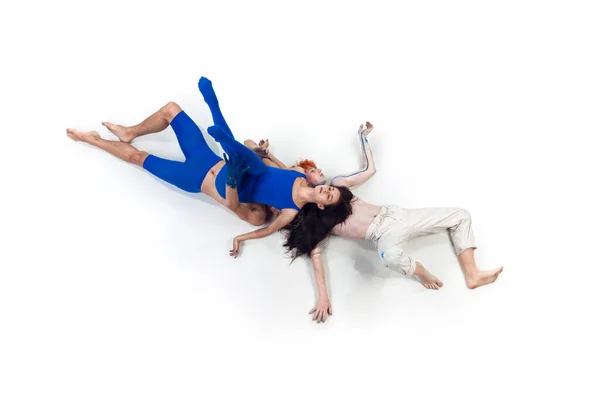モダンダンサーのグループ、アート・コンテンポラリーダンス、青と白の感情の組み合わせ — ストック写真