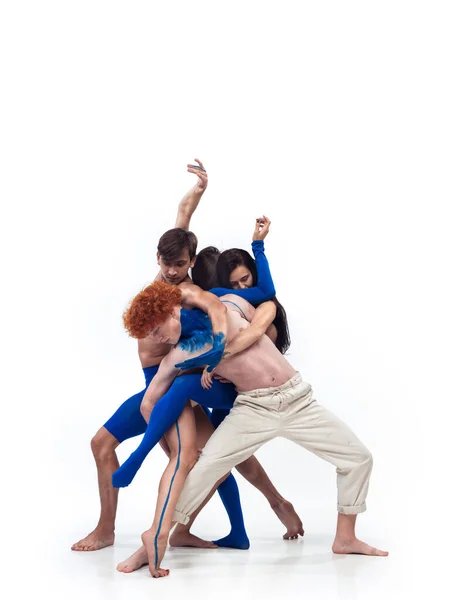 Modern dansçılar grubu, sanat tefekkür dansı, duyguların mavi ve beyaz kombinasyonu. — Stok fotoğraf