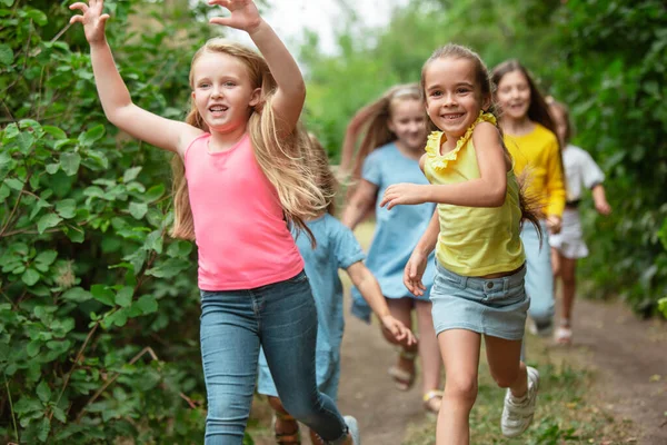 Niños, niños corriendo en el prado verde, bosque. Infancia y verano —  Fotos de Stock