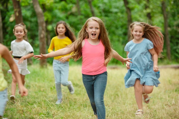 Les enfants, les enfants qui courent sur la prairie verte, la forêt. Enfance et été — Photo