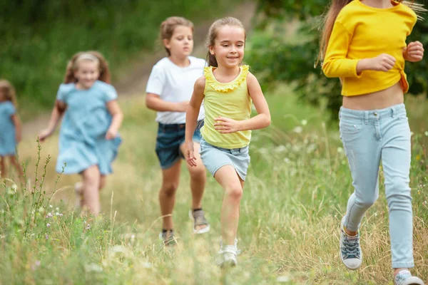 Niños, niños corriendo en el prado verde, bosque. Infancia y verano —  Fotos de Stock