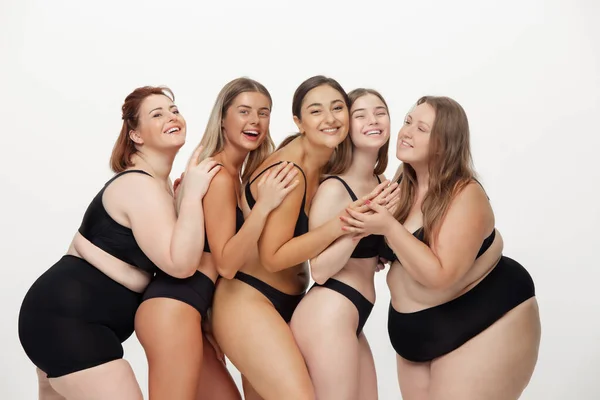 Retrato de belas mulheres jovens com diferentes formas posando no fundo branco — Fotografia de Stock