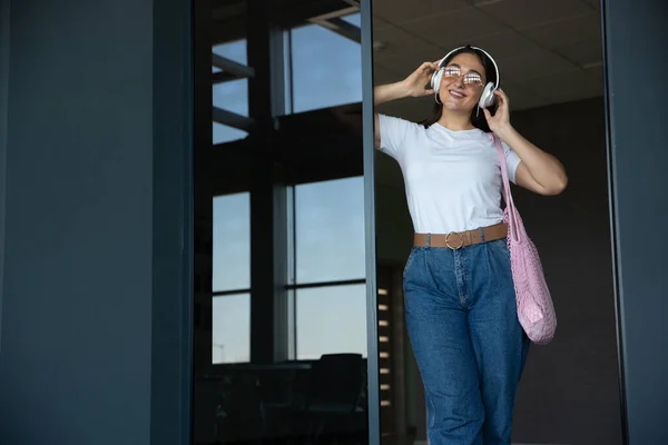 Giovane donna in attesa di partenza in aeroporto, viaggiatore con piccoli bagagli, stile di vita influenzatori — Foto Stock