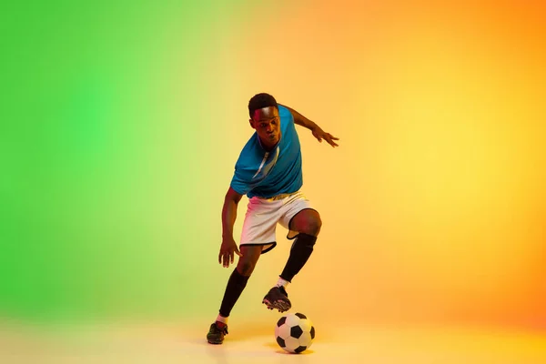 Erkek futbol, hareket halinde futbol antrenmanı neon ışıklı arka planda izole edilmiş. — Stok fotoğraf