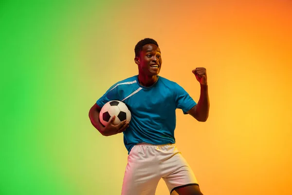 Erkek futbol, hareket halinde futbol antrenmanı neon ışıklı arka planda izole edilmiş. — Stok fotoğraf