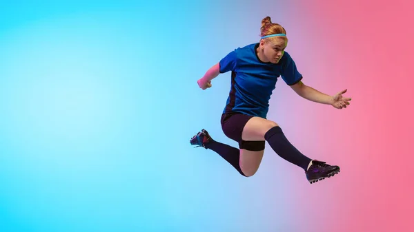 Calcio femminile, allenamento calciatore in azione isolato su sfondo gradiente studio in luce al neon — Foto Stock