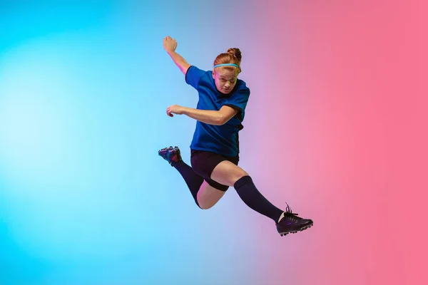 Calcio femminile, allenamento calciatore su sfondo neon — Foto Stock