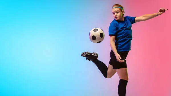 Frauenfußball, Fußballspielertraining in Aktion isoliert auf Gradienten-Studiohintergrund in Neonlicht — Stockfoto