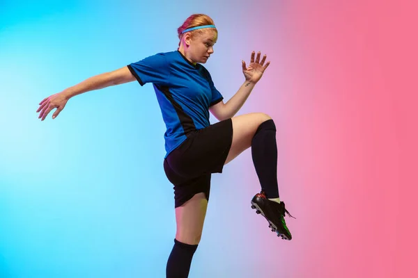 Calcio femminile, allenamento calciatore su sfondo neon — Foto Stock