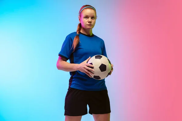 Calcio femminile, allenamento calciatore in azione isolato su sfondo gradiente studio in luce al neon — Foto Stock