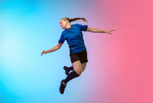 Calcio femminile, allenamento calciatore in azione isolato su sfondo gradiente studio in luce al neon — Foto Stock