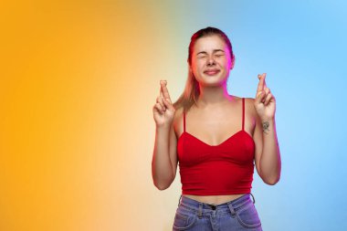 Beyaz kadın portresi neon renkli gradyan stüdyo arka planında