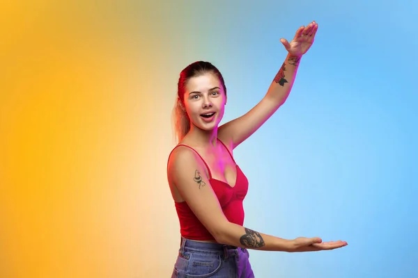 Caucasien jeunes femmes portrait sur dégradé studio fond en néon — Photo