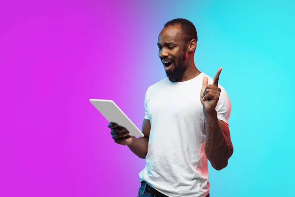 Afrikanisch-amerikanisches Porträt junger Männer auf Gradienten-Studiohintergrund in Neon — Stockfoto