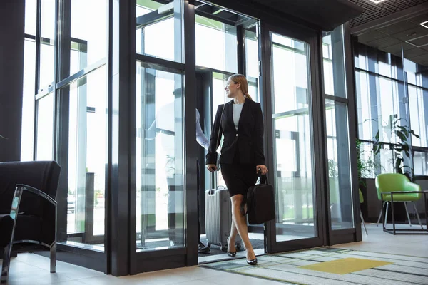 Meeting of young business partners after arriving to end point of business trip — Stock Photo, Image