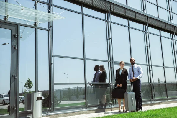 Meeting of young business partners after arriving to end point of business trip — Stock Photo, Image