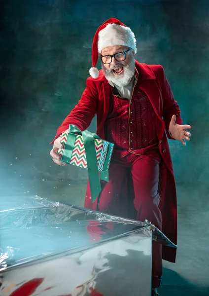 Сучасний стильний Санта Клаус у модному костюмі і ковбойські капелюхи на темному тлі — стокове фото