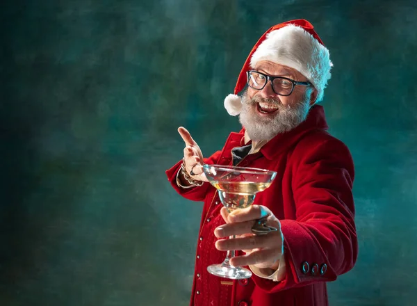 Moderno y elegante Santa Claus en traje rojo de moda y sombrero de vaqueros sobre fondo oscuro — Foto de Stock