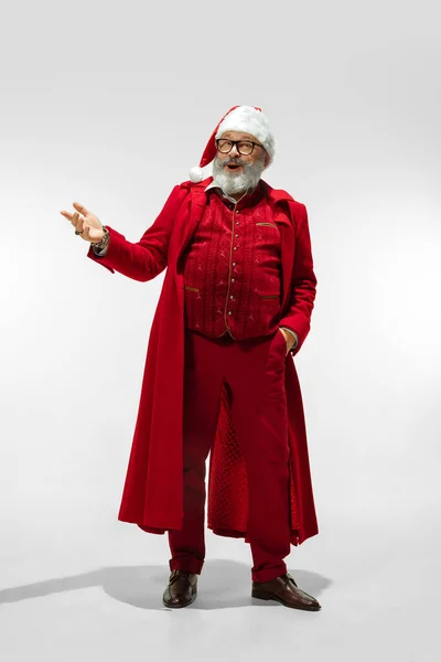 Μοντέρνο κομψό Santa Claus σε κόκκινο μοντέρνο κοστούμι απομονώνονται σε λευκό φόντο — Φωτογραφία Αρχείου