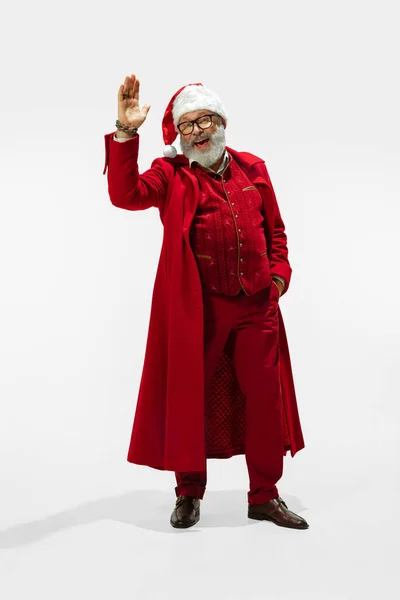 Moderno Papai Noel elegante em terno elegante vermelho isolado no fundo branco — Fotografia de Stock