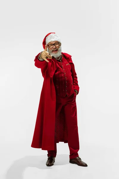 Moderno Papai Noel elegante em terno elegante vermelho isolado no fundo branco — Fotografia de Stock