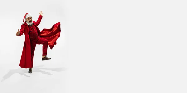 白を背景に隔離された赤いファッショナブルなスーツで現代的なスタイリッシュなサンタクロース — ストック写真