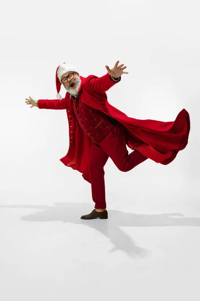 Moderno y elegante Santa Claus en traje rojo de moda aislado sobre fondo blanco — Foto de Stock