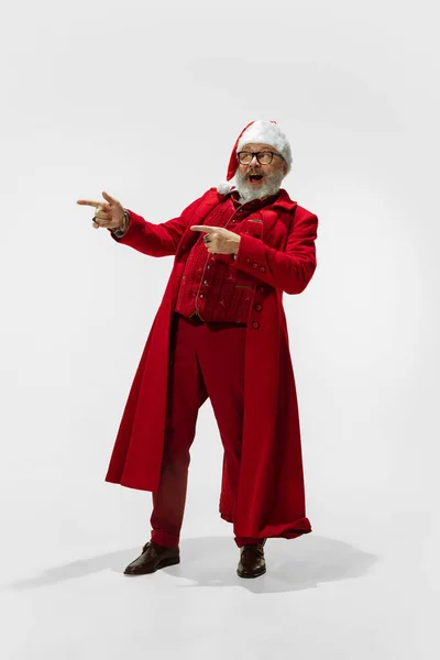 现代时髦的圣诞老人，穿着红色时髦的衣服，背景是白色的 — 图库照片