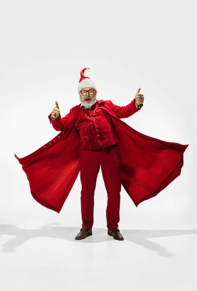 Moderno y elegante Santa Claus en traje rojo de moda aislado sobre fondo blanco —  Fotos de Stock