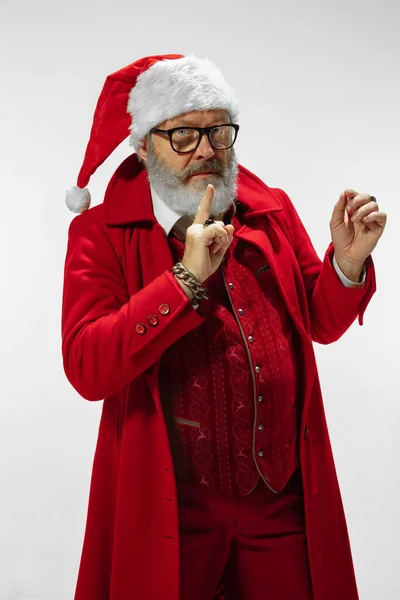 Современный стильный Санта-Клаус в красном модном костюме на белом фоне — стоковое фото