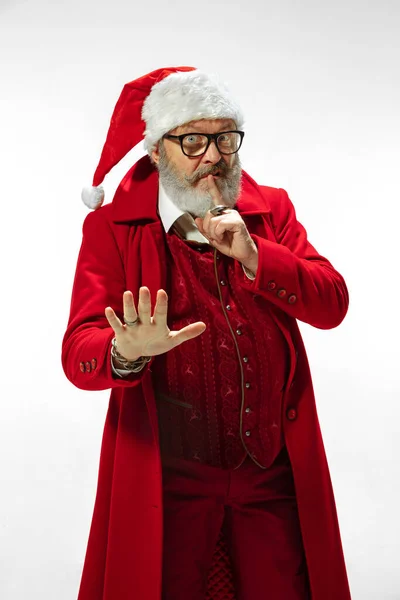 Moderno y elegante Santa Claus en traje rojo de moda aislado sobre fondo blanco — Foto de Stock