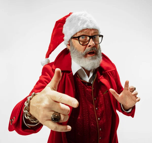 Moderne élégant Père Noël en costume rouge à la mode isolé sur fond blanc — Photo