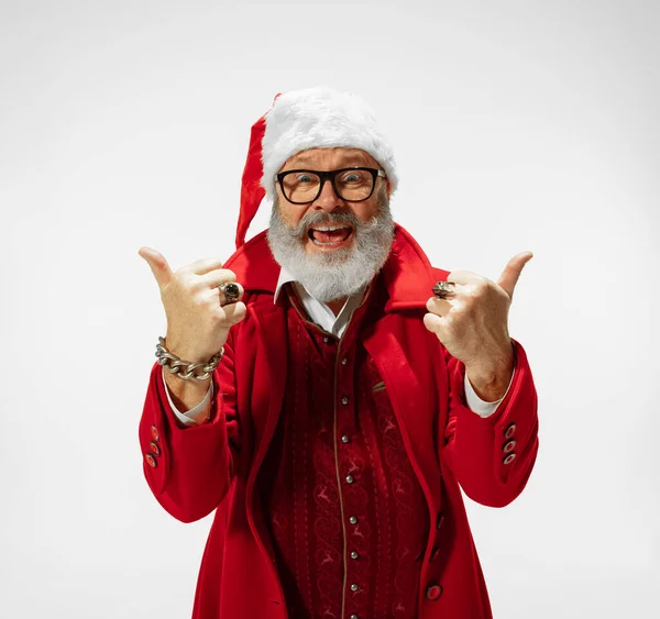 Moderno Papai Noel elegante em terno elegante vermelho isolado no fundo branco — Fotografia de Stock