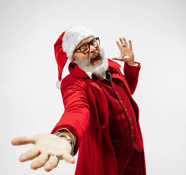 Сучасний стильний Санта Клаус у модний костюм, ізольований на білому фоні. — стокове фото