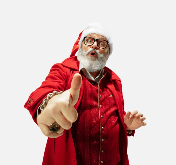 Moderno elegante Babbo Natale in abito rosso alla moda isolato su sfondo bianco — Foto Stock