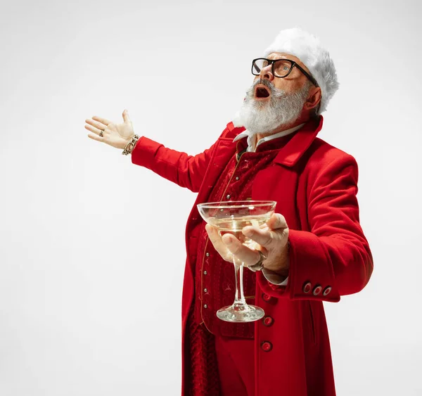 Moderno y elegante Santa Claus en traje rojo de moda aislado sobre fondo blanco — Foto de Stock