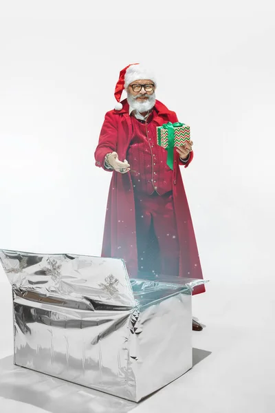 Moderní stylový Santa Claus v červeném módním obleku izolované na bílém pozadí — Stock fotografie