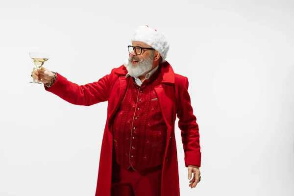 Moderno Papai Noel elegante em terno elegante vermelho isolado no fundo branco — Fotografia de Stock