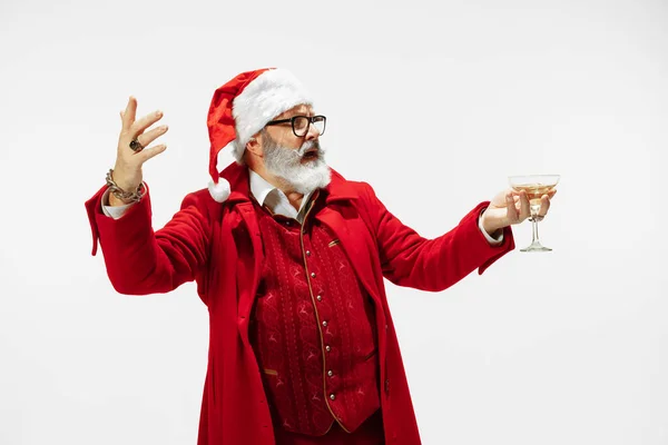 Moderne élégant Père Noël en costume rouge à la mode isolé sur fond blanc — Photo
