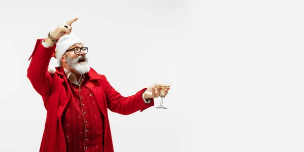 Moderno Papai Noel elegante em terno elegante vermelho isolado no fundo branco — Fotografia de Stock