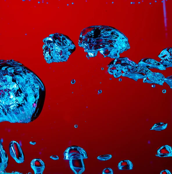 Vue rapprochée du cola froid et frais avec des bulles lumineuses au néon — Photo