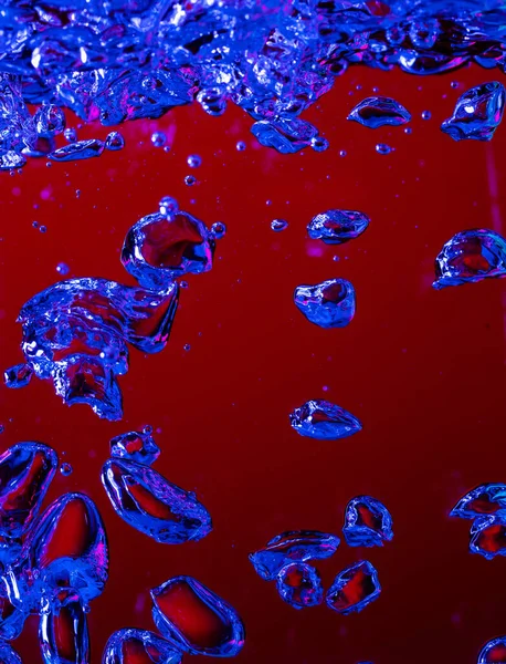 Blisko widok zimnej i świeżej coli z jasnych pęcherzyków w świetle neonu — Zdjęcie stockowe