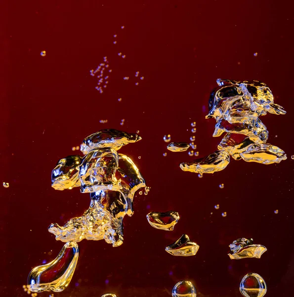 Vue rapprochée du cola froid et frais avec des bulles lumineuses au néon — Photo